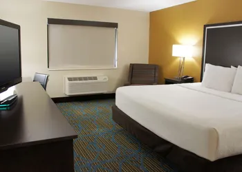 La Quinta Inn & Suites by Wyndham Emporia hotel thumbnail 4