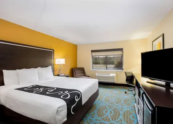 La Quinta Inn & Suites by Wyndham Emporia hotel thumbnail 7