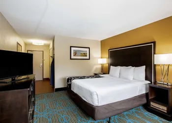 La Quinta Inn & Suites by Wyndham Emporia hotel thumbnail 8