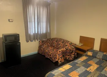 Traveler's Motel hotel thumbnail 2