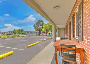 OYO Palm Leaf Motel hotel thumbnail 2