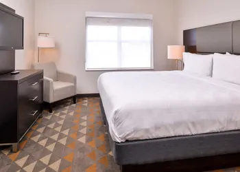 Holiday Inn & Suites Dallas-Addison by IHG hotel thumbnail 5