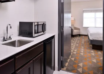Holiday Inn & Suites Dallas-Addison by IHG hotel thumbnail 6