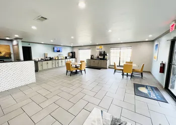 Days Inn by Wyndham Canton hotel thumbnail 2