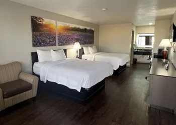 Days Inn by Wyndham Canton hotel thumbnail 6