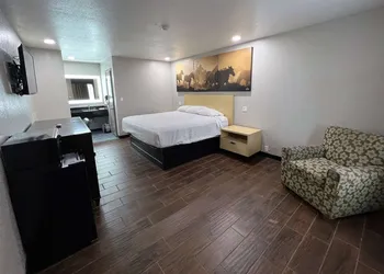Days Inn by Wyndham Canton hotel thumbnail 7