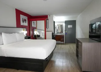 Ramada by Wyndham Tulsa Broken Arrow hotel thumbnail 4