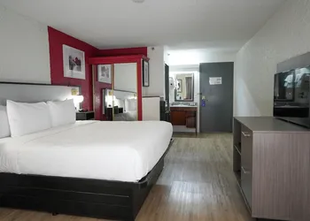 Ramada by Wyndham Tulsa Broken Arrow hotel thumbnail 7