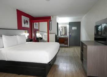 Ramada by Wyndham Tulsa Broken Arrow hotel thumbnail 4