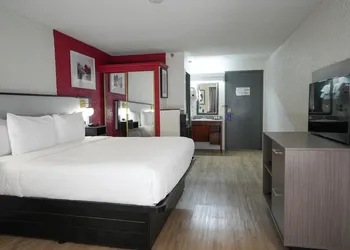 Ramada by Wyndham Tulsa Broken Arrow hotel thumbnail 7