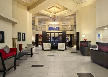 Holiday Inn Express Hotel Naples Downtown - 5th Avenue hotel thumbnail 3