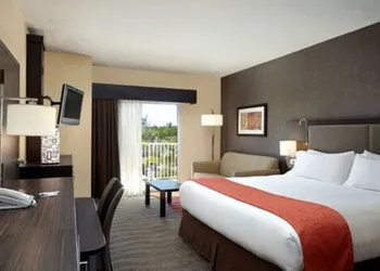 Holiday Inn Express Hotel Naples Downtown - 5th Avenue hotel thumbnail 7