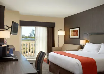 Holiday Inn Express Hotel Naples Downtown - 5th Avenue hotel thumbnail 8