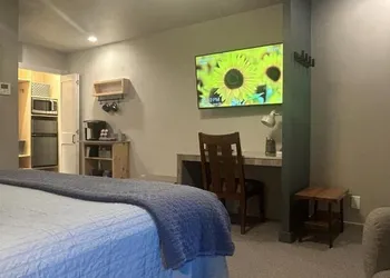 Discovery Inn hotel thumbnail 4