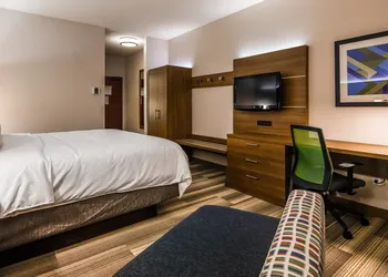Holiday Inn Express & Suites Detroit - Farmington Hills by IHG hotel thumbnail 5