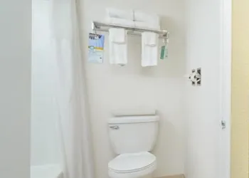 Quality Inn Parker hotel thumbnail 8
