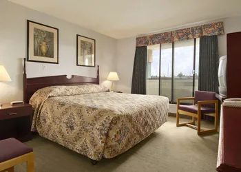 Super 8 by Wyndham Red Deer hotel thumbnail 6
