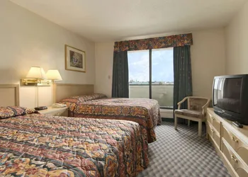 Super 8 by Wyndham Red Deer hotel thumbnail 7