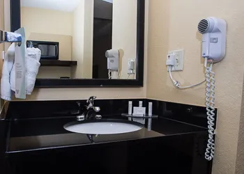 Fairfield Inn & Suites by Marriott Boston Milford hotel thumbnail 3