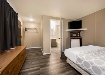 Rodeway Inn La Crosse hotel thumbnail 3