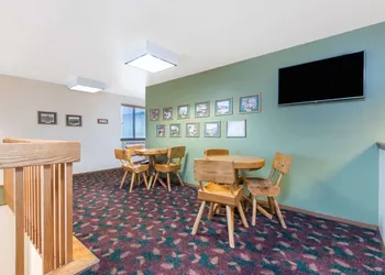 Super 8 by Wyndham Buffalo hotel thumbnail 2