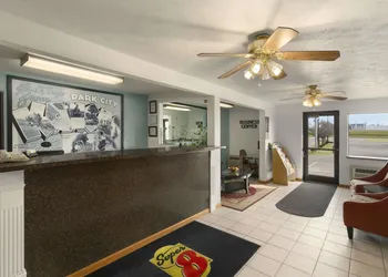 Super 8 by Wyndham Park City/North Wichita Area hotel thumbnail 2