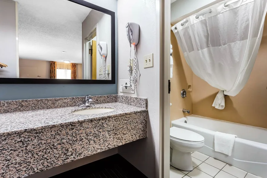 Quality Inn & Suites Mooresville - Lake Norman hotel detail image 6