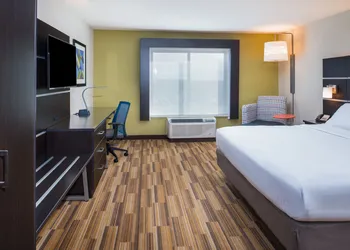 Holiday Inn Express Hotel & Suites Bismarck by IHG hotel thumbnail 3