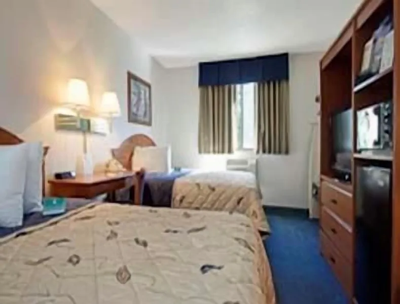 Super 8 by Wyndham Gainesville I-75 Hospital University Area hotel detail image 6