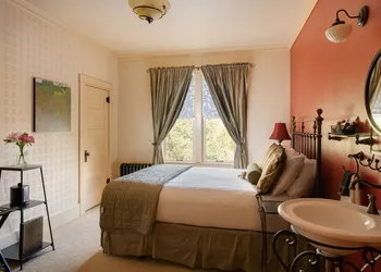 Chamberlin Inn Cody hotel thumbnail 8