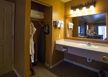 Headwaters Lodge & Cabins at Flagg Ranch hotel thumbnail 6
