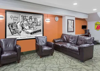 Super 8 by Wyndham Windsor/Madison North hotel thumbnail 2