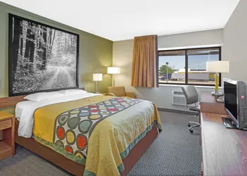 Super 8 by Wyndham Windsor/Madison North hotel thumbnail 3