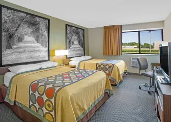 Super 8 by Wyndham Windsor/Madison North hotel thumbnail 4