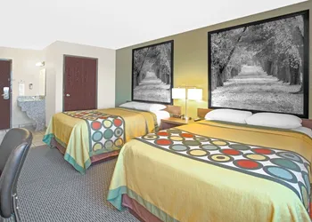 Super 8 by Wyndham Windsor/Madison North hotel thumbnail 6