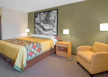 Super 8 by Wyndham Windsor/Madison North hotel thumbnail 7