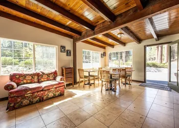 Emerald Bay Lodge hotel thumbnail 2