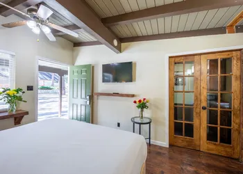 Emerald Bay Lodge hotel thumbnail 4