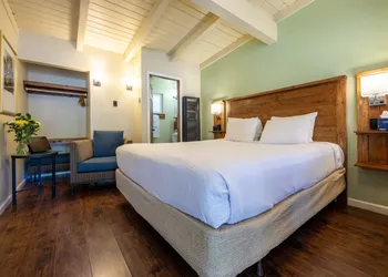 Emerald Bay Lodge hotel thumbnail 5