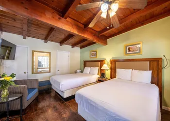 Emerald Bay Lodge hotel thumbnail 8