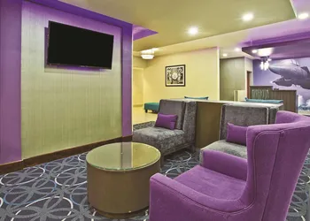 La Quinta Inn & Suites by Wyndham Fairborn Wright-Patterson hotel thumbnail 2