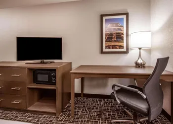 La Quinta Inn & Suites by Wyndham Fairborn Wright-Patterson hotel thumbnail 5