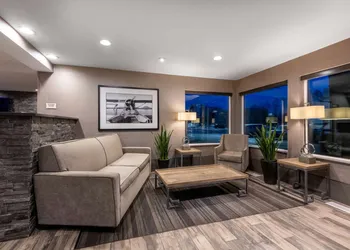 La Quinta Inn & Suites by Wyndham Anchorage Airport hotel thumbnail 2