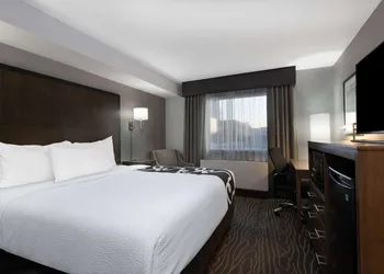 La Quinta Inn & Suites by Wyndham Anchorage Airport hotel thumbnail 5