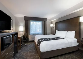 La Quinta Inn & Suites by Wyndham Anchorage Airport hotel thumbnail 6