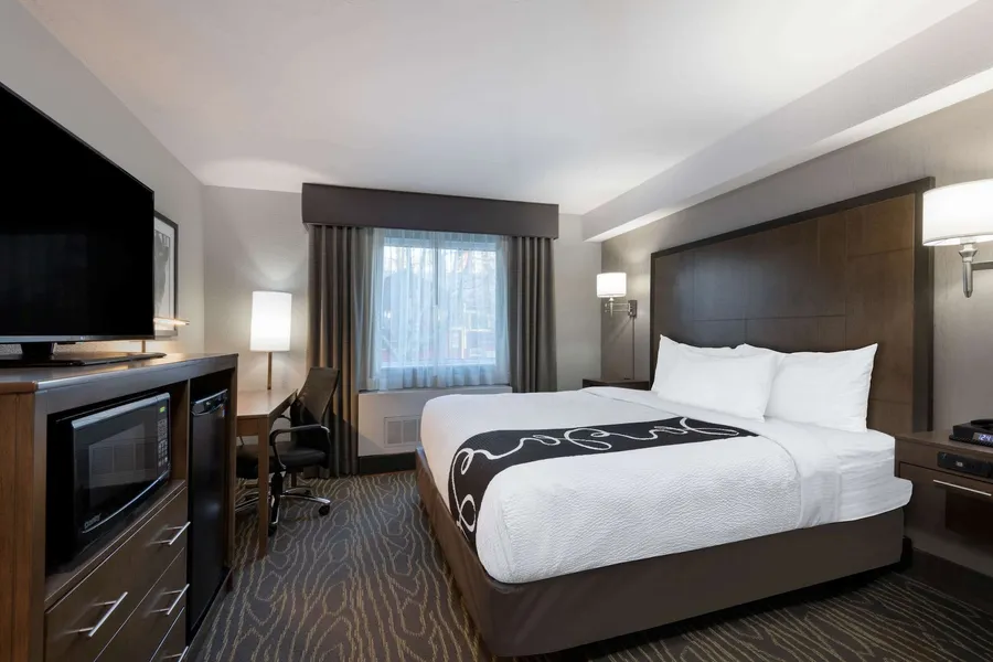 La Quinta Inn & Suites by Wyndham Anchorage Airport hotel detail image 6