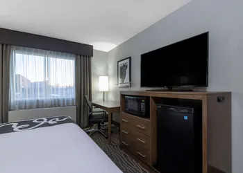 La Quinta Inn & Suites by Wyndham Anchorage Airport hotel thumbnail 7