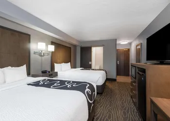 La Quinta Inn & Suites by Wyndham Anchorage Airport hotel thumbnail 8