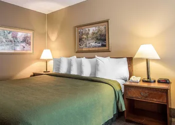 Quality Inn & Suites Mt Chalet hotel thumbnail 5