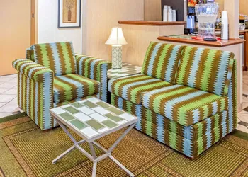 La Quinta Inn by Wyndham Milwaukee Airport / Oak Creek hotel thumbnail 2